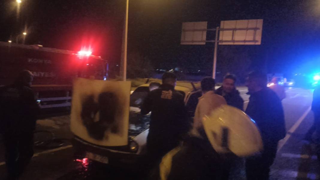 Seydişehir'de kırmızı ışıkta bekleyen otomobilde aniden dumanlar yükseldi 1